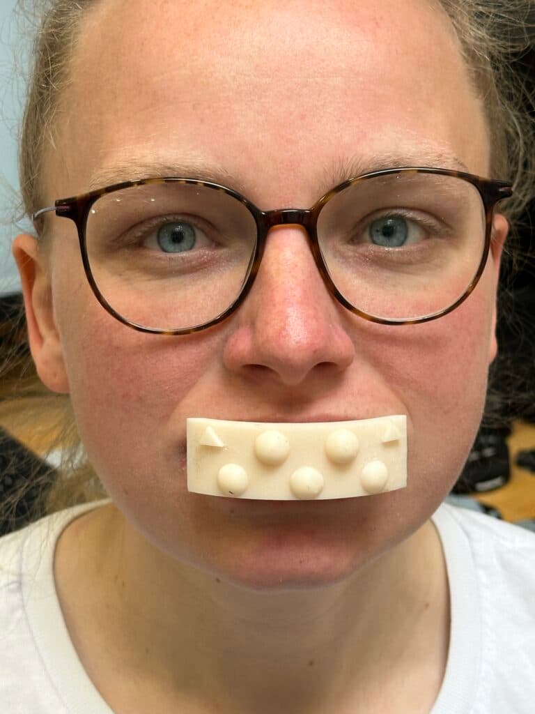 Patient mit dentsbay-Scanbody beim Gesichtsscan mit dem iPhone